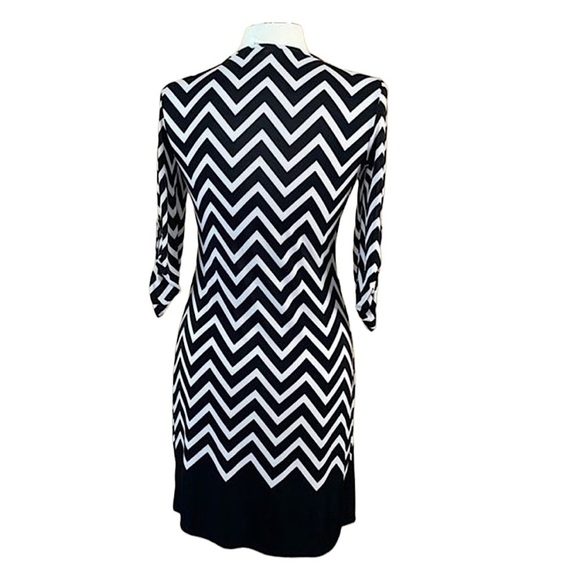 Tacera - Small black & white zig zag pattern dress - Picture 2 of 14